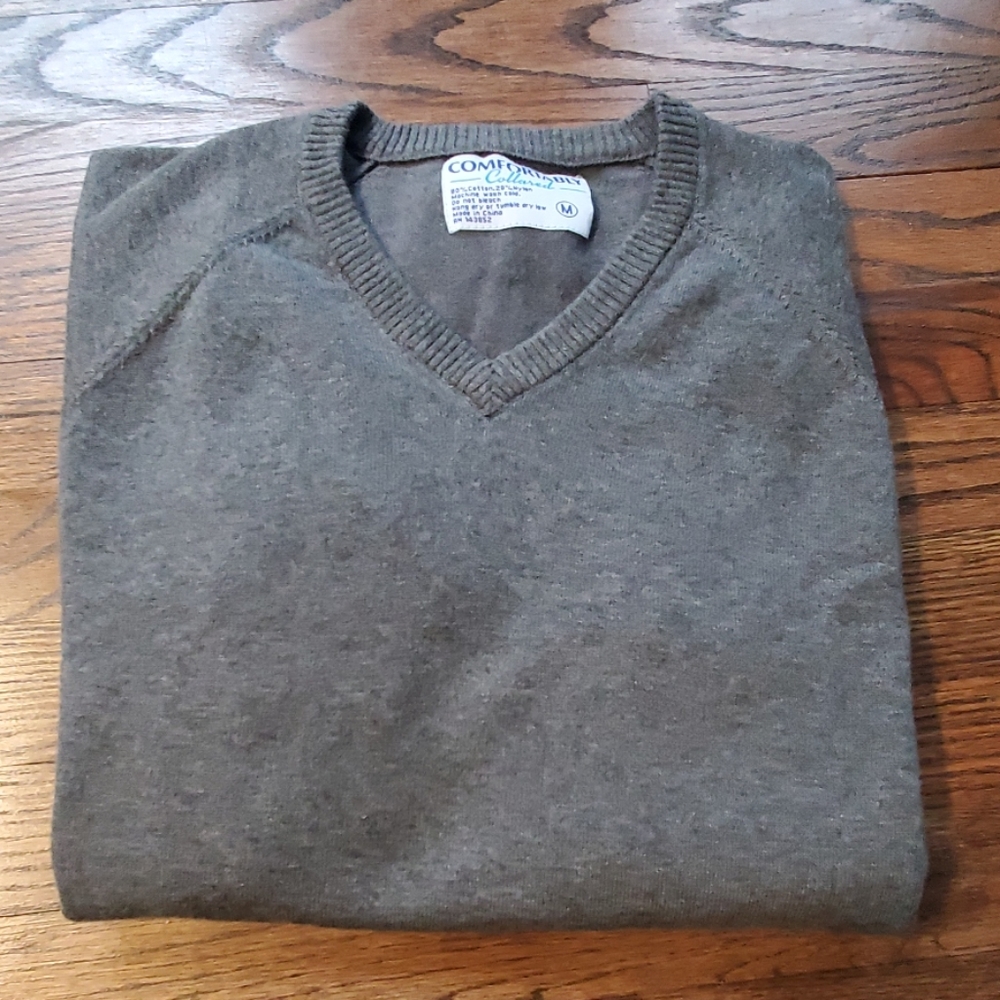 Men's medium comfortably collared v neck sweater
